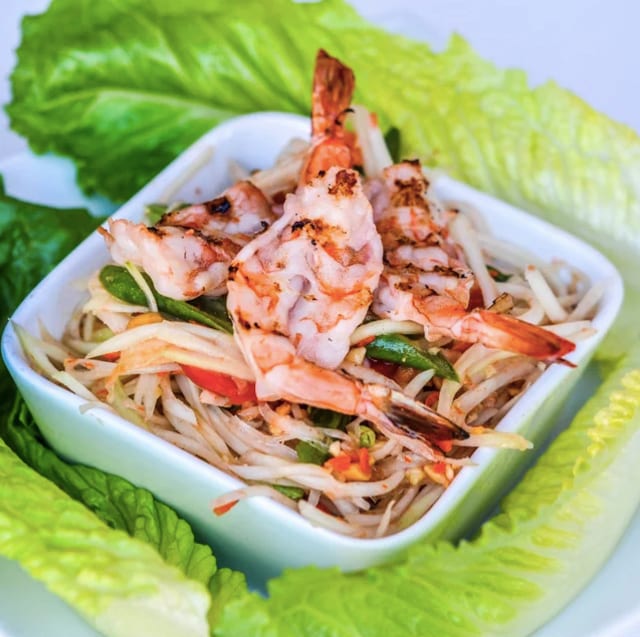Som Tum Salad (Papaya Salad) (Mild Spicy).